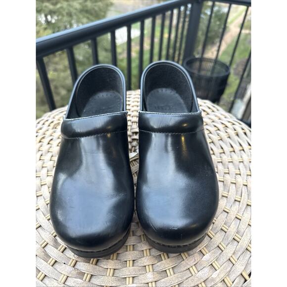 Dansko Women’s 38 US 7 Clogs Black Leather Shoes Slip On Comfort Arch Support - Picture 2 of 15